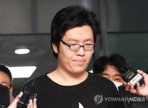 '신림동 등산로 성폭행 살인 사건' 피의자 최윤종 이 지난해 8월 25일 서울 관악경찰서에서 검찰로 송치되고 있다. [연합뉴스 자료사진]